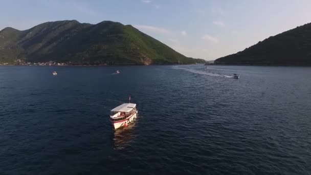 Drone Pohled Lodě Plující Moři Pozadí Zelených Hor Vysoce Kvalitní — Stock video