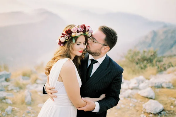 Novio Abraza Novia Por Cintura Casi Besa Mejilla Pie Montaña —  Fotos de Stock