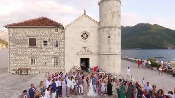 Recién Casados Invitados Saludan Con Las Manos Cerca Iglesia Nuestra — Vídeo de stock