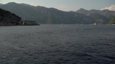 Denizden dağlara ve Perast sahillerine bak. Yüksek kaliteli FullHD görüntüler