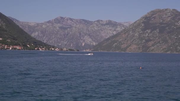 Bateau Moteur Navigue Rapidement Sur Mer Dans Contexte Une Chaîne — Video