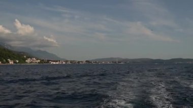 Mavi denizde yüzen bir teknenin köpük izleri. Yüksek kaliteli FullHD görüntüler