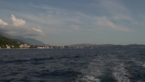 Sendero Espuma Desde Barco Flotando Mar Azul Imágenes Fullhd Alta — Vídeos de Stock