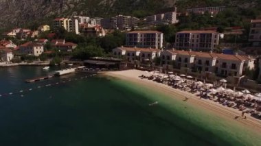 Modern binalar Huma Kotor Körfezi, otel ve villalar. Karadağ. Yüksek kalite 4k görüntü