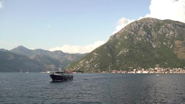 Ferry Drijft Zee Langs Catamaran Met Toeristen Hoge Kwaliteit Fullhd — Stockvideo