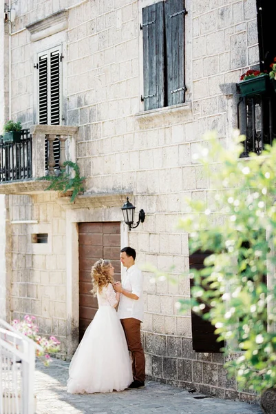 Sposo Tiene Mani Della Sposa Piedi Vicino Alla Vecchia Casa — Foto Stock