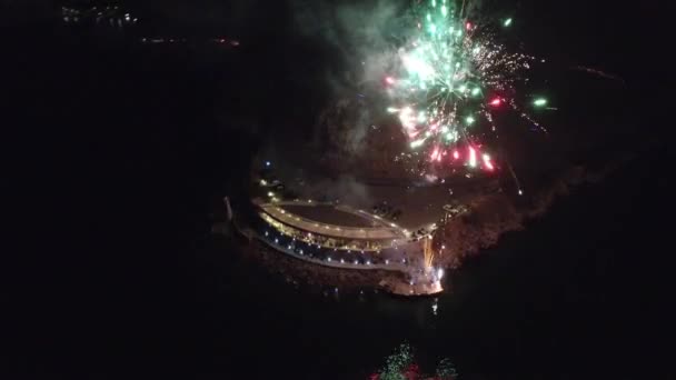 Fogos Artifício Brilhantes Perto Restaurante Beira Mar Noite Imagens Alta — Vídeo de Stock