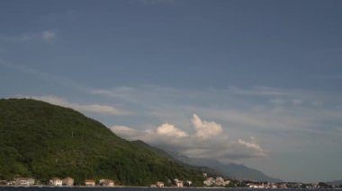 Mavi deniz yeşil dağların eteklerine sıçrıyor. Yüksek kaliteli FullHD görüntüler