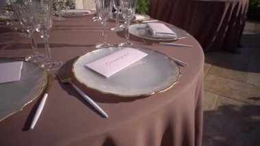 Servis masasındaki her tabakta isim kartı var. Yüksek kaliteli FullHD görüntüler