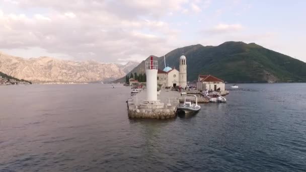 岩の聖母教会の近くの島の灯台 モンテネグロ 高品質のフルHd映像 — ストック動画