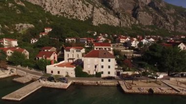Dağların eteğindeki deniz kıyısındaki taş evler. Yüksek kalite 4k görüntü