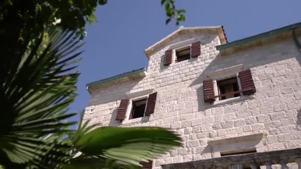 Каменный Дом Деревянными Ставнями Балюстрадой Балконе Высококачественные Fullhd Кадры — стоковое видео