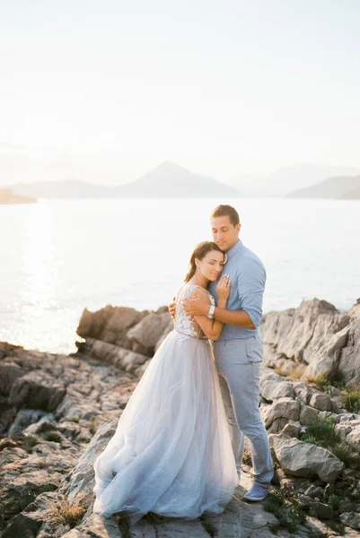 Vőlegény Megöleli Menyasszonyt Tenger Partján Kiváló Minőségű Fénykép — Stock Fotó