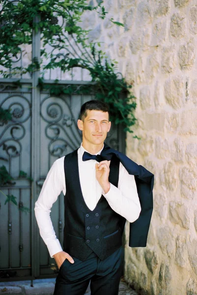 Groom Vest Jacket His Shoulder Stands Courtyard Old Stone Building — Stock Photo, Image