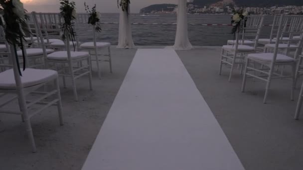 Fehér Székek Sorai Állnak Mólón Egy Esküvői Előtt Viharos Égbolttal — Stock videók
