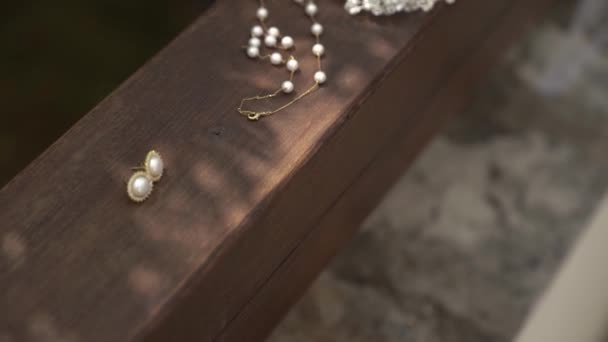 Orecchini Perle Trovano Accanto Una Collana Perle Una Recinzione Legno — Video Stock