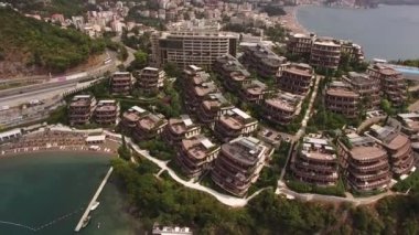 Dukley Otel kompleksi deniz kenarında, dağların arkasında. Budva, Karadağ. Yüksek kalite 4k görüntü