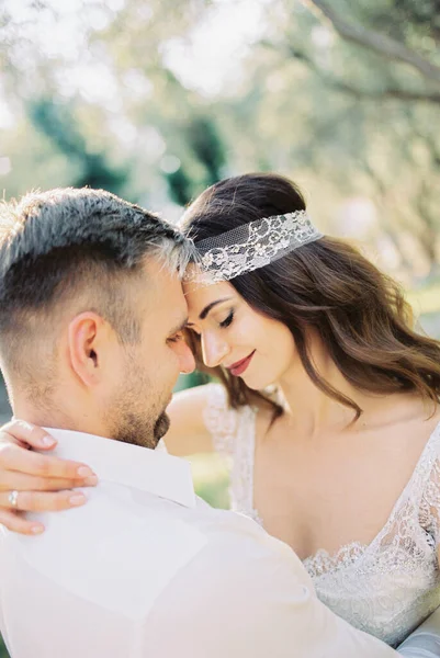 Groom Toca Sua Testa Testa Noiva Abraçando Retrato Foto Alta — Fotografia de Stock