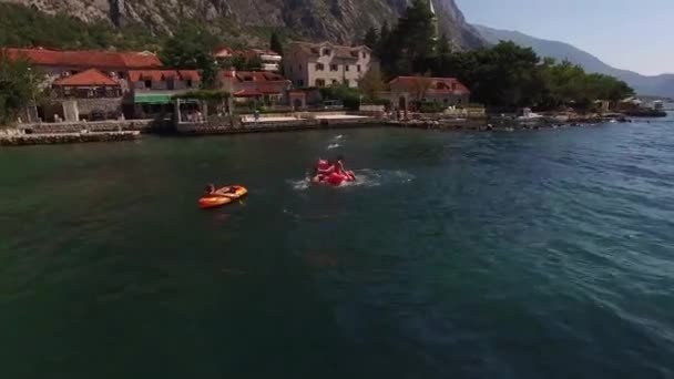 Туристы Гребут Веслами Надувных Лодках Берега Высококачественные Кадры — стоковое видео