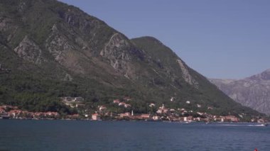 Kotor Körfezi kıyısındaki tatil köyü. Yüksek kaliteli FullHD görüntüler