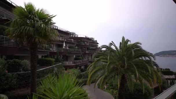 Hotel Moderno Com Terraços Escalonados Entre Árvores Beira Mar Imagens — Vídeo de Stock