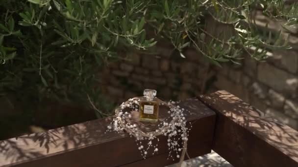 Garrafa Mulheres Perfume Uma Coroa Pérolas Inscrição Chanel Imagens Fullhd — Vídeo de Stock