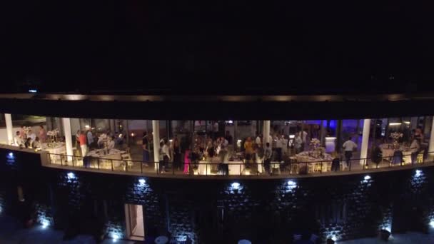 Geceleri Restoranın Aydınlanmış Salonunda Dans Eden Konuklar Drone Yüksek Kalite — Stok video