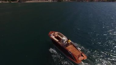 Erkek ve kadın kıyıya giden bir yatta güneşleniyorlar. Yüksek kalite 4k görüntü