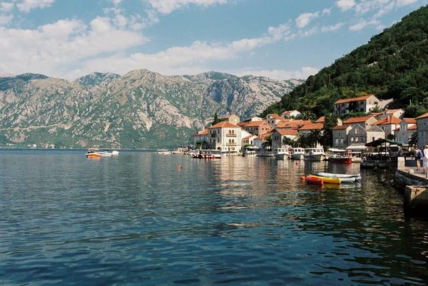 Barcos Amarrados Muelle Perast Con Casas Antiguas Pie Las Montañas — Foto de Stock