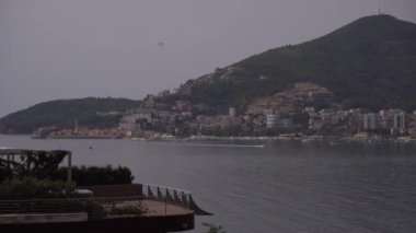 Tekneler deniz kıyısı boyunca açılır. Karadağ. Zaman aşımı. Yüksek kalite 4k görüntü