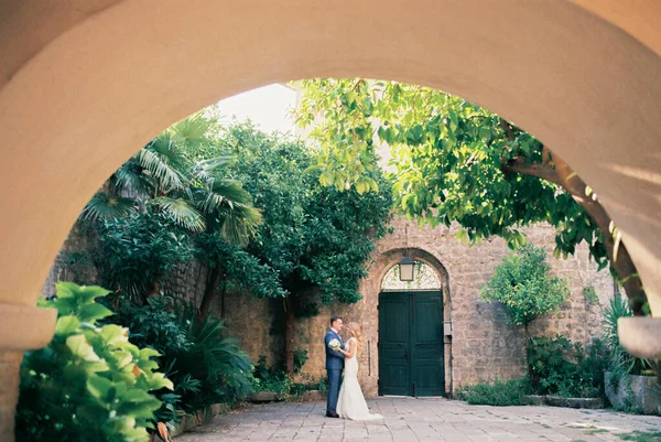 Vista Desde Arco Hasta Los Novios Abrazados Patio Antiguo Edificio —  Fotos de Stock