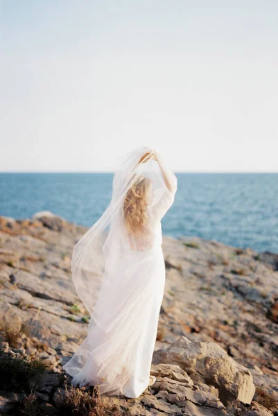 Noiva Segura Saia Suja Seu Vestido Noiva Sobre Cabeça Como Fotografia De Stock
