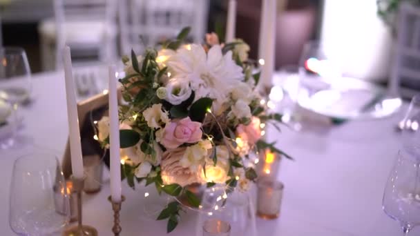 テーブルの上の花瓶にLedライト付きの花の花束が立っています 高品質のフルHd映像 — ストック動画