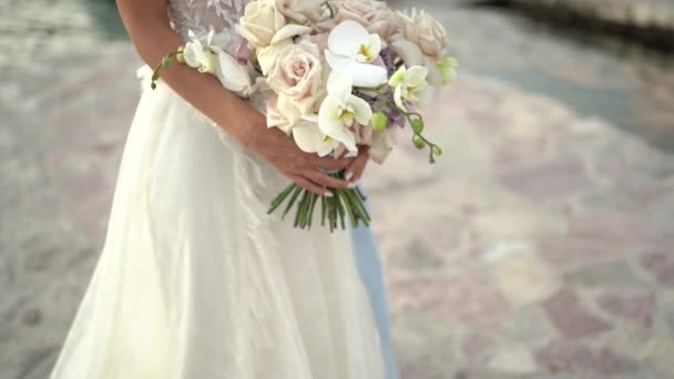 Braut Weißem Kleid Mit Blumenstrauß Steht Auf Der Seebrücke Wasser — Stockvideo