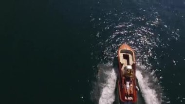 Motor yatı köpüklü bir iz bırakarak köpüklü denizde yol alır. Yüksek kalite 4k görüntü
