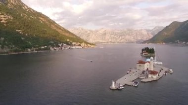 Perast açıklarındaki Kotor Körfezi 'ndeki adalar. Karadağ. Yüksek kaliteli FullHD görüntüler