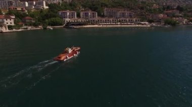 Küçük özel bir yat, otellerle birlikte sahile doğru yelken açıyor. Yüksek kalite 4k görüntü