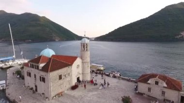 Kayalıkların Hanımefendisi Kilisesi 'nin yanında düğün. Karadağ. Yüksek kaliteli FullHD görüntüler