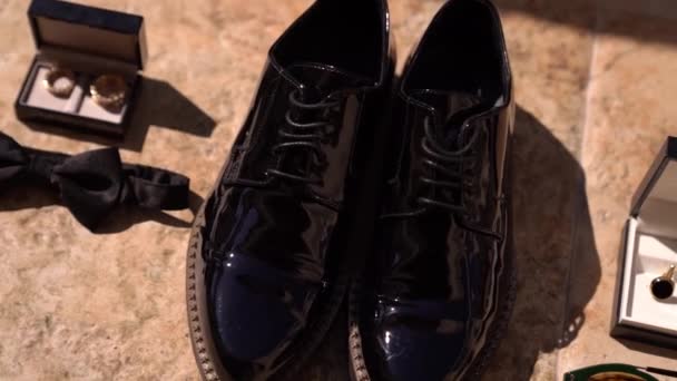 Anéis Casamento Jazem Caixa Preta Lado Homens Sapatos Óculos Sol — Vídeo de Stock