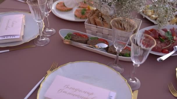 前菜料理は お皿の横にあるセットテーブルの上に名前プレートが置かれています 高品質のフルHd映像 — ストック動画
