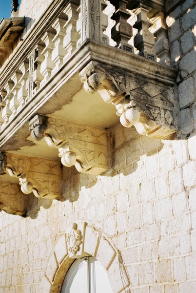 Forntida Balkong Med Balustrad Byggnadens Stenfasad Högkvalitativt Foto — Stockfoto
