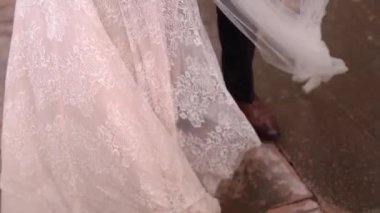 Damat, gelinin beline sarılmasıyla dans ediyor. Kırpılmış. Yüksek kaliteli FullHD görüntüler
