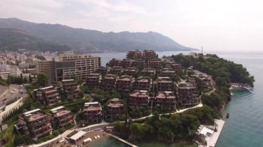 Özel plajları ve iskeleleri olan pahalı bir Dukley sahil beldesi. Karadağ. Yüksek kalite 4k görüntü