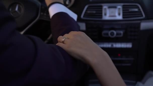 Panna Młoda Położyła Rękę Ręce Pana Młodego Prowadzącego Samochód Wysokiej — Wideo stockowe
