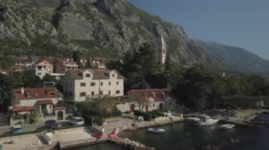 Dobrota köyünün kıyısındaki rıhtımda tekneler duruyor. Karadağ. Yüksek kalite 4k görüntü