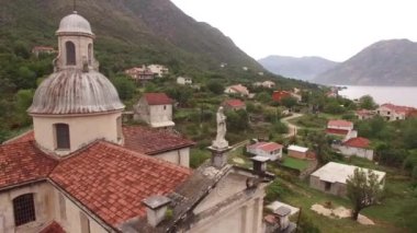 Prcanj 'daki Meryem' in Doğumu Kilisesi 'nin çatısında kubbe ve heykel. Yüksek kalite 4k görüntü