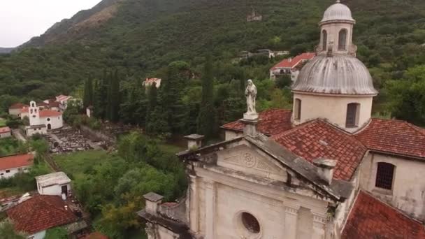Estátua Telhado Vermelho Igreja Prcanj Imagens Alta Qualidade — Vídeo de Stock