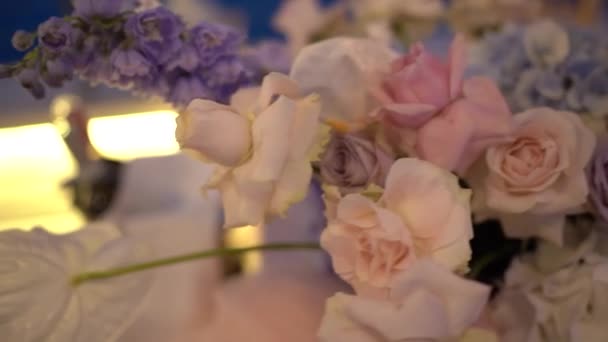 Bukiet Ślubny Kwiatów Stoi Stole Białym Obrusem Wysokiej Jakości Materiał — Wideo stockowe