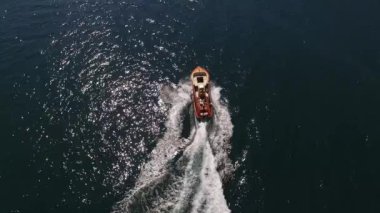 Denizde yüzen bir teknenin insansız hava aracı görüntüsü. Yüksek kalite 4k görüntü