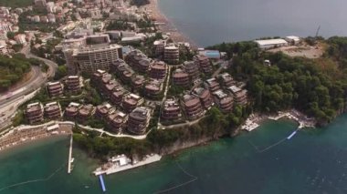 Dukley Oteli 'nin özel teraslarının insansız hava aracı görüntüsü. Budva. Yüksek kalite 4k görüntü